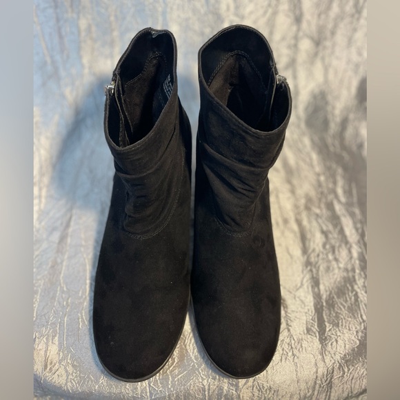 Aerosoles Misfit black scrunchy suede wedge ankle booties with side zipper - Picture 7 of 10